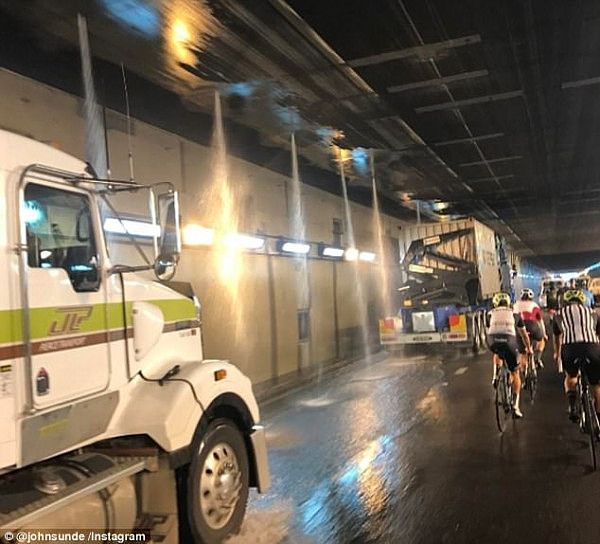 突发！悉尼机场隧道卡车撞坏洒水装置 现场“水漫金山”车流堵了4公里！ - 1