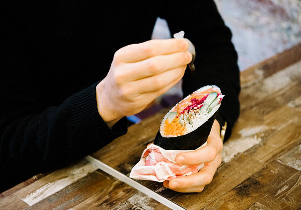这么大的寿司卷饼吃过没！悉尼创意餐厅让寿司成为街头小吃！（图） - 2