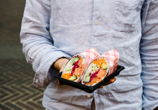 这么大的寿司卷饼吃过没！悉尼创意餐厅让寿司成为街头小吃！（图） - 1