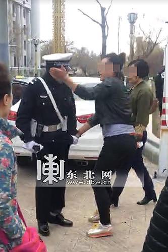 东北两女子霸道违停 先抢罚单再掌掴交警被拘留 - 2