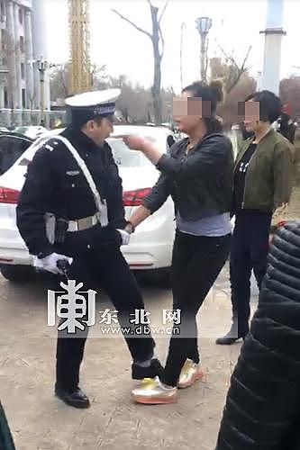 东北两女子霸道违停 先抢罚单再掌掴交警被拘留 - 1