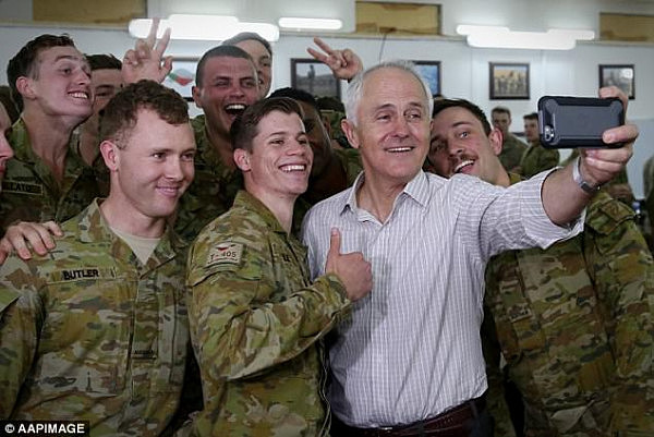 澳总理谭保澳新军团日出访伊拉克和阿富汗 与前线士兵大玩自拍！（图） - 3