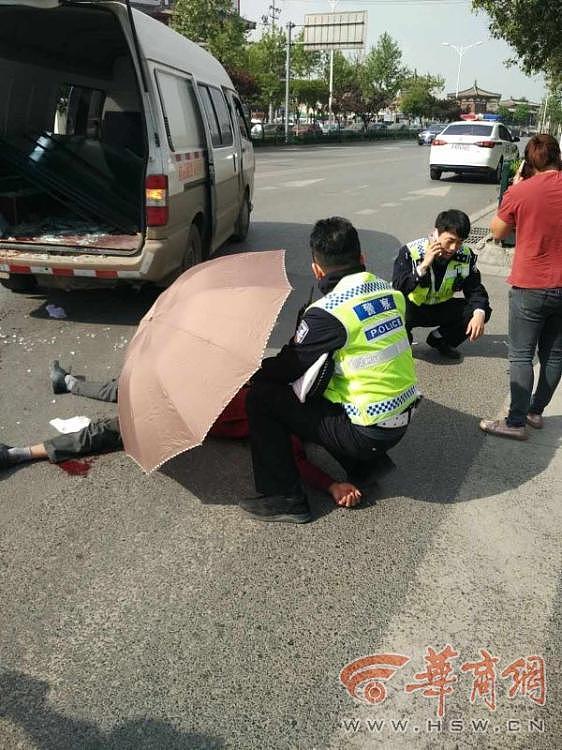 暖心！交警为车祸伤者打伞遮阳（图片） - 2