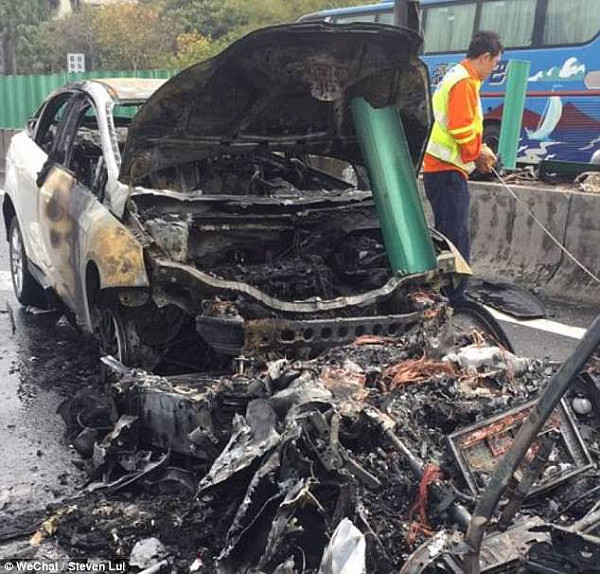 澳媒：特斯拉Model X相撞起火后车门打不开 中国车主索赔$100万 特斯拉拒绝赔偿（图） - 5