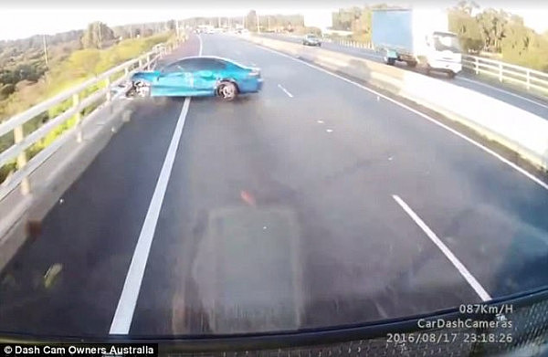 作死！澳高速一小轿车快速超卡车还撞防护带 所幸司机侥幸逃生！（视频） - 2