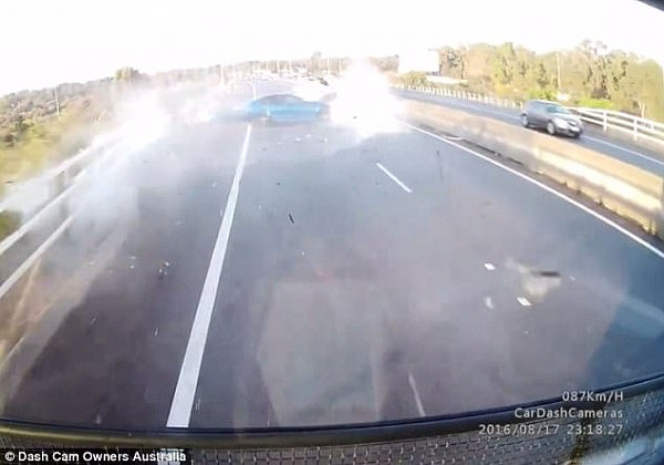 作死！澳高速一小轿车快速超卡车还撞防护带 所幸司机侥幸逃生！（视频） - 3