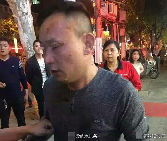 当街小便被老人喝斥 男子暴打老人（图） - 1