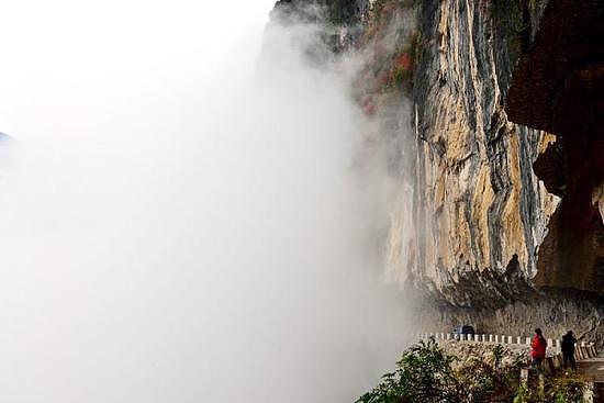 厉害了！重庆村民自发凿出悬崖天路（组图） - 2