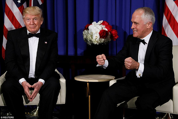 太尴尬！澳总理谭保不小心“卡”在特朗普夫妇中间 两国领导握手后谭保兴奋捏拳！(图) - 4