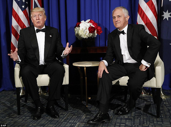 太尴尬！澳总理谭保不小心“卡”在特朗普夫妇中间 两国领导握手后谭保兴奋捏拳！(图) - 8