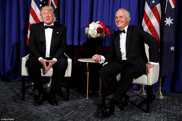 太尴尬！澳总理谭保不小心“卡”在特朗普夫妇中间 两国领导握手后谭保兴奋捏拳！(图) - 9