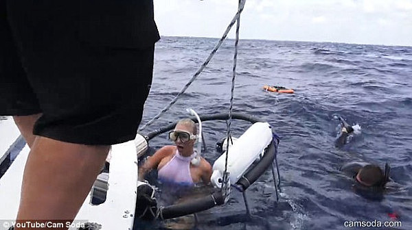 恐怖！AV女优在海中拍片惨遭鲨鱼攻击 海水瞬间被染红（视频） - 6