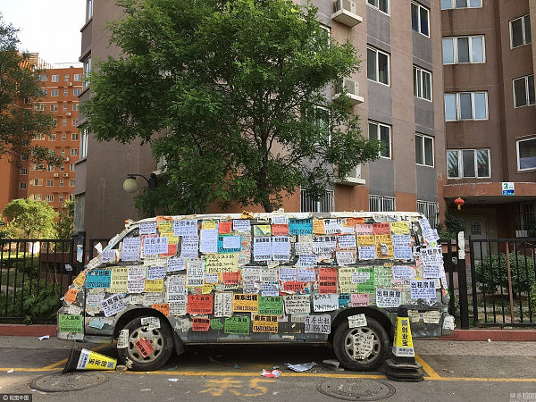 北京街边现“牛皮癣房车” 小广告贴好几层（组图） - 1