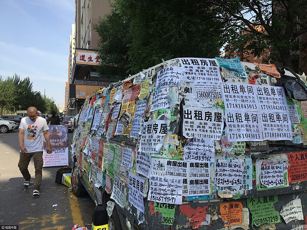 北京街边现“牛皮癣房车” 小广告贴好几层（组图） - 3