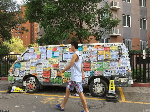 北京街边现“牛皮癣房车” 小广告贴好几层（组图） - 6