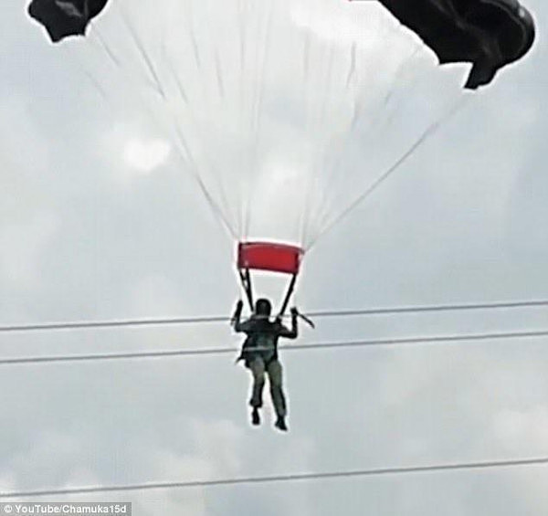 命大！女兵跳伞训练时撞向高压线 遭电击后仍幸存(组图) - 6