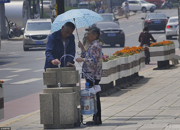 济南直饮水成取水点 大桶小瓶接不停（组图） - 1