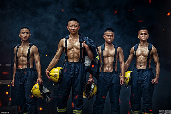 广西柳州消防拍形象海报 基层官兵秀肌肉 （组图） - 1