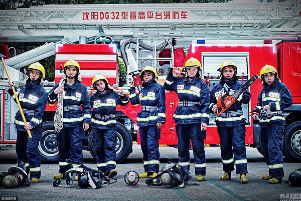 广西柳州消防拍形象海报 基层官兵秀肌肉 （组图） - 5