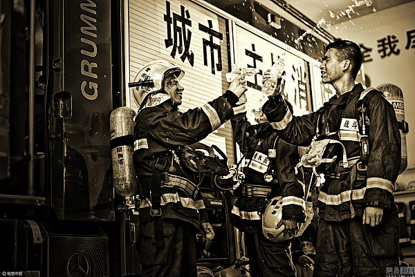 广西柳州消防拍形象海报 基层官兵秀肌肉 （组图） - 7