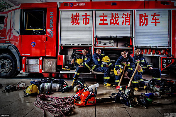 广西柳州消防拍形象海报 基层官兵秀肌肉 （组图） - 6