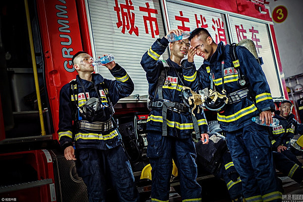 广西柳州消防拍形象海报 基层官兵秀肌肉 （组图） - 8