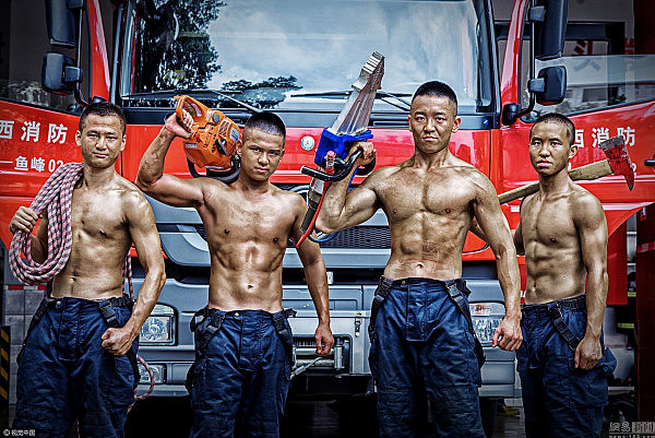 广西柳州消防拍形象海报 基层官兵秀肌肉 （组图） - 9