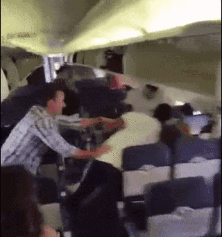 美国航空“周播大戏”连更两集！西南航空上演群殴，UA让乘客尿杯子里（视频） - 2