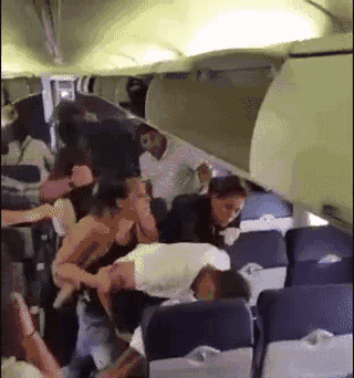 美国航空“周播大戏”连更两集！西南航空上演群殴，UA让乘客尿杯子里（视频） - 1