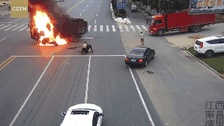 澳媒称太惊险！摩托撞上卡车瞬间爆炸起火！中国男子幸运捡回一条命（视频） - 3
