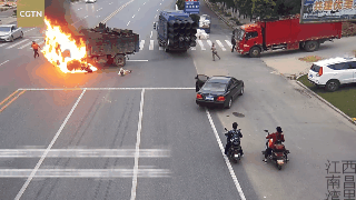 澳媒称太惊险！摩托撞上卡车瞬间爆炸起火！中国男子幸运捡回一条命（视频） - 2