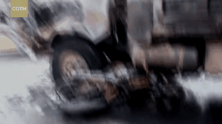 澳媒称太惊险！摩托撞上卡车瞬间爆炸起火！中国男子幸运捡回一条命（视频） - 5