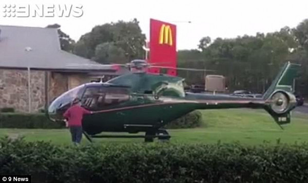 土澳日常：悉尼神秘飞行员驾驶直升机购买麦当劳 提着外卖淡定飞走惊呆路人（图） - 4