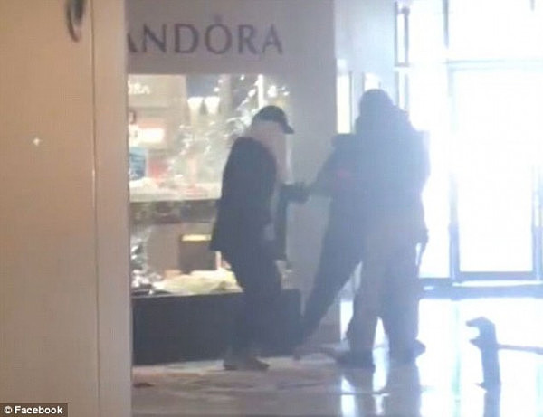 嚣张！墨尔本4蒙面歹徒光天化日打劫珠宝店 店员和顾客都吓懵了！（视频） - 2