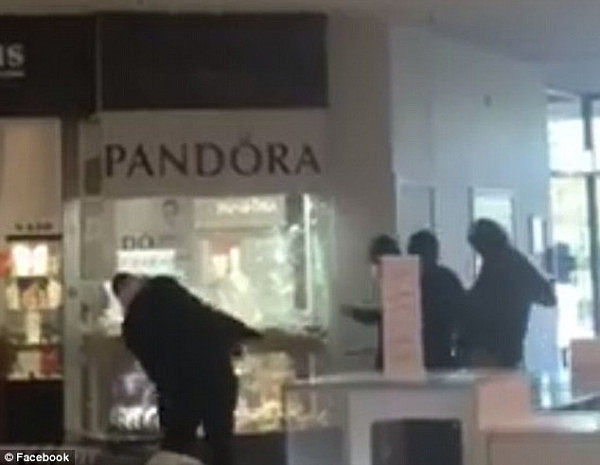 嚣张！墨尔本4蒙面歹徒光天化日打劫珠宝店 店员和顾客都吓懵了！（视频） - 1