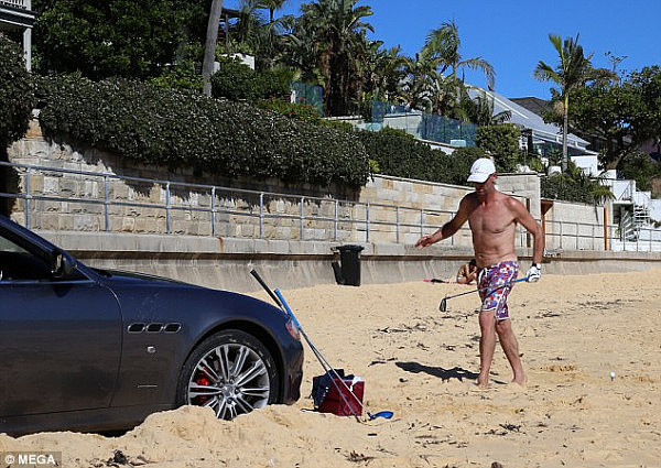 有钱任性！玛莎拉蒂开进沙滩动弹不得 悉尼男子竟旁若无人打起高尔夫（视频） - 3