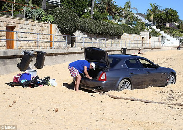 有钱任性！玛莎拉蒂开进沙滩动弹不得 悉尼男子竟旁若无人打起高尔夫（视频） - 6