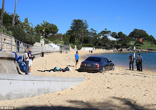 有钱任性！玛莎拉蒂开进沙滩动弹不得 悉尼男子竟旁若无人打起高尔夫（视频） - 10