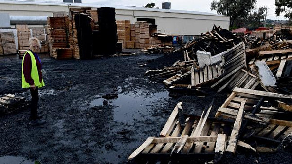 阿德残疾人工厂被闪电击中 彻夜大火致约30万澳元的损失 - 3