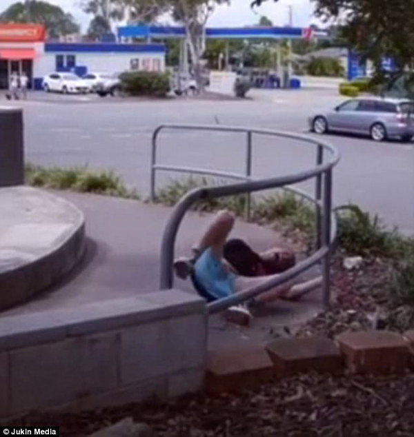 澳洲一滑板少年炫技不成反被卡在栏杆上 既心疼又好笑！ - 3