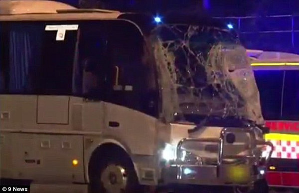 悉尼高速发生3车相撞事故 女子给车换胎被撞身亡 目击者：响声如同爆炸（图） - 1