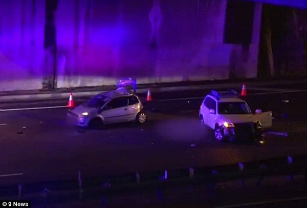 悉尼高速发生3车相撞事故 女子给车换胎被撞身亡 目击者：响声如同爆炸（图） - 3