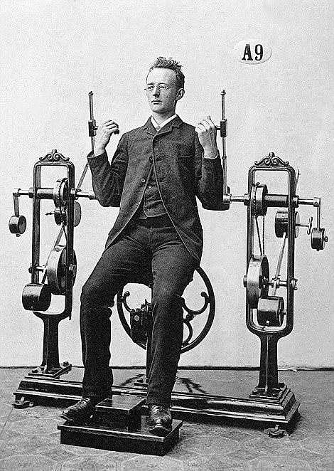 百年前健身旧照曝光：男女着正装锻炼  器材似刑具（组图） - 1