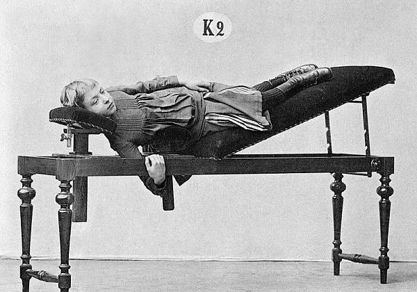 百年前健身旧照曝光：男女着正装锻炼  器材似刑具（组图） - 2