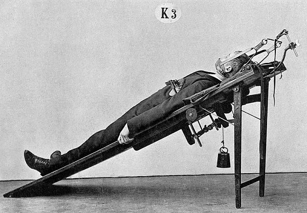 百年前健身旧照曝光：男女着正装锻炼  器材似刑具（组图） - 4
