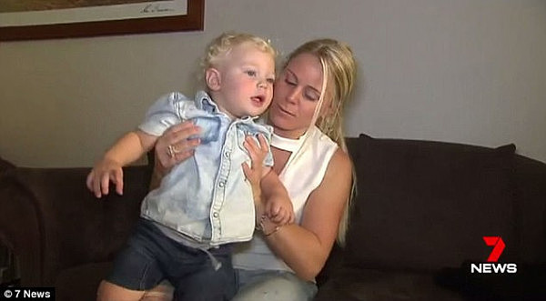 澳站台惊现废弃针筒！18个月男童捡起来就吸 母亲恳求：“注射器太危险，千万别乱扔！”（视频） - 2