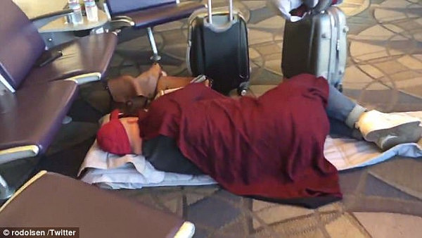“坐澳航不是为了睡机场！”QF94引擎起火返航 乘客滞留机场12小时 数百人睡地板（视频） - 1