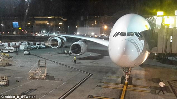 “坐澳航不是为了睡机场！”QF94引擎起火返航 乘客滞留机场12小时 数百人睡地板（视频） - 3