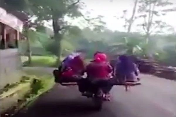 印度又开挂：一辆摩托车载了8人！再次以印式绝技征服了世界网友（视频） - 2