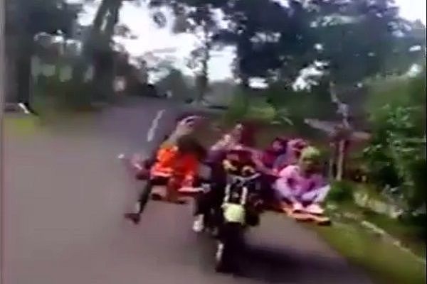 印度又开挂：一辆摩托车载了8人！再次以印式绝技征服了世界网友（视频） - 1